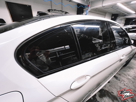 BMW 5 G30. Оклейка крыши и оптики_4